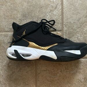 Jordan Max Aura 4 boys basketball shoes